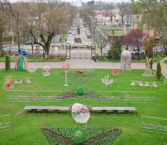 Grădina Publică, pregătită de sărbătoare. Mâine seară se aprind decorațiunile de Paști