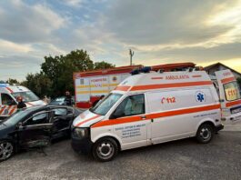 Ambulanță implicată într-un accident rutier pe DN 25
