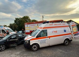 Ambulanță implicată într-un accident rutier pe DN 25