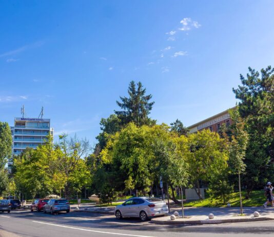 În centrul orașului, strada Domnească este pietonală în weekend