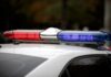 Doi răniți după ce un minor de 15 ani, fără permis, a intrat cu o mașină furată într-un stâlp