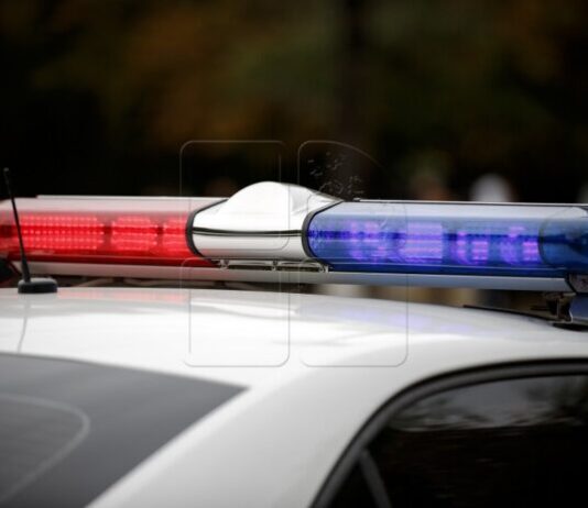 Doi răniți după ce un minor de 15 ani, fără permis, a intrat cu o mașină furată într-un stâlp