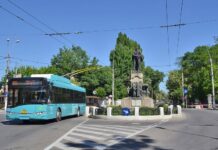 Astăzi, autobuze pe traseul 102