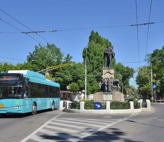 Astăzi, autobuze pe traseul 102