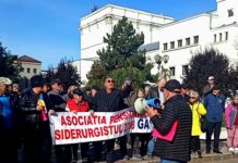 Pensionarii din Galați, protest în fața Prefecturii