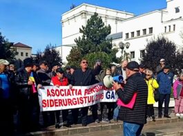 Pensionarii din Galați, protest în fața Prefecturii