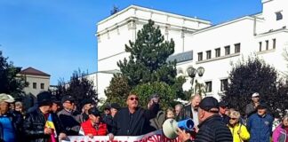 Pensionarii din Galați, protest în fața Prefecturii