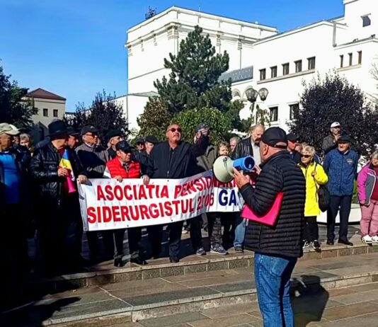 Pensionarii din Galați, protest în fața Prefecturii