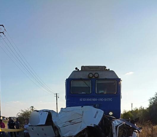 Tragedie la o trecere la nivel cu calea ferată – patru persoane au murit
