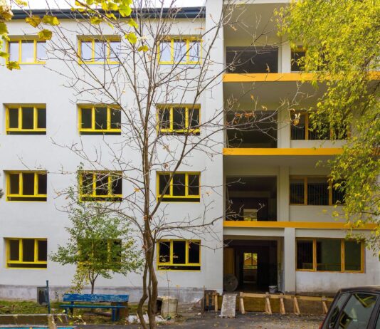 Lucrările avansează la Liceul „Paul Dimo”. Sălile de clasă, căminul și cantina, modernizate de Primărie