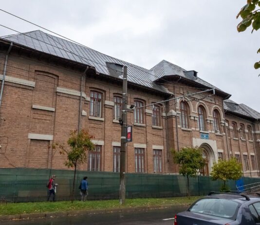 Lucrări în desfășurare la Școala nr. 20. Impunătoarea clădire din cărămidă este modernizată de Primărie